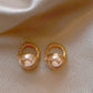 Boucle d'oreille perle classique française, élégante et simple