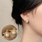 Boucle d'oreille perle classique française, élégante et simple