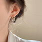 Boucle d'oreille perle classique française, élégante et simple